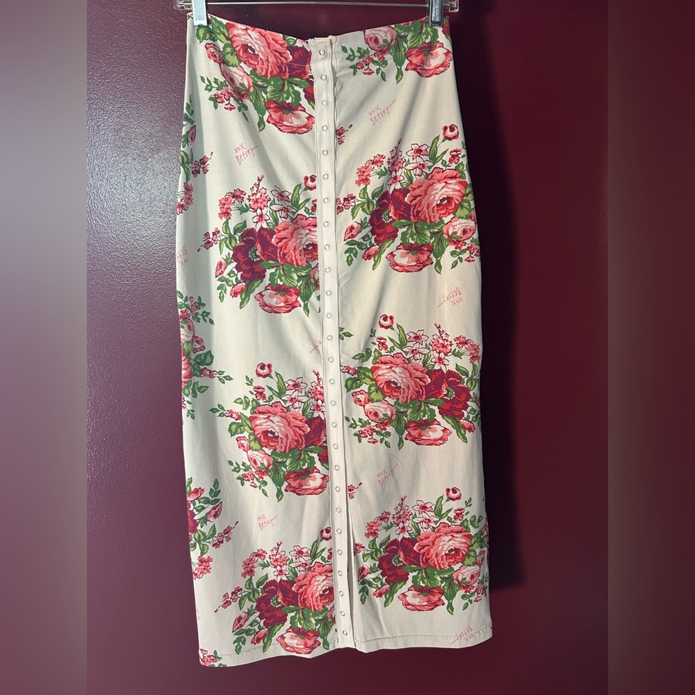 Betsey Johnson Cream Snap-Front Pencil Skirt — Pink & Green Roses, Xox Betsey